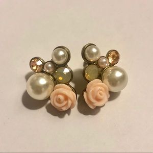 Cute stud earrings with a vintage look!
